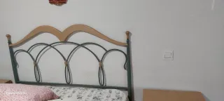Cabecero de forja y madera