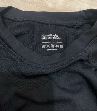 Camiseta crop top manga larga negra