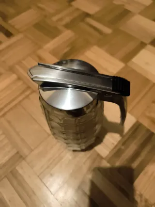 Jarra de cristal Valira con tapa metálica