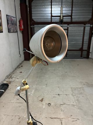 Lámpara de pie plateada y blanca