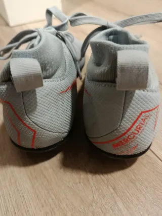 Botas fútbol Nike Mercurial niño grises, talla 34