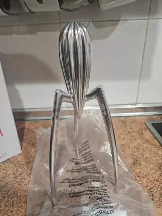 Exprimidor de metal plateado