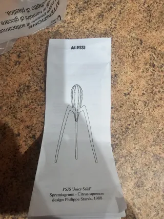 Exprimidor de metal plateado