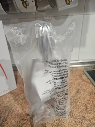 Exprimidor de metal plateado