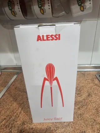 Exprimidor de metal plateado