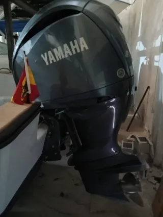 La Mar 640 con motor 300