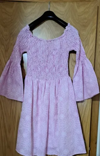 Vestido rosa con mangas acampanadas