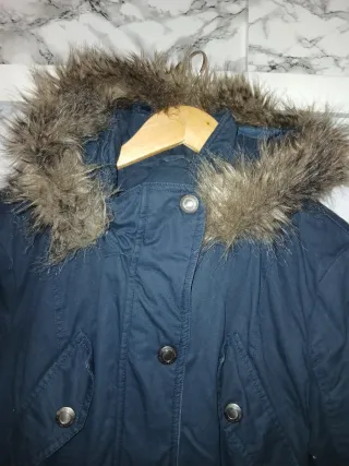 Chaqueta negra con capucha y pelo