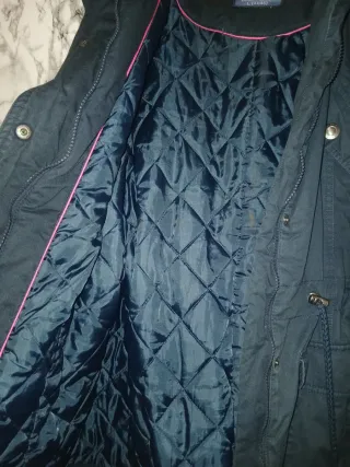 Chaqueta negra con capucha y pelo