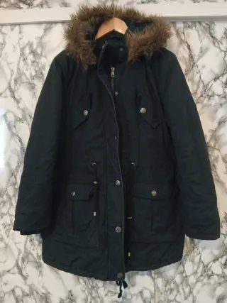 Chaqueta negra con capucha y pelo