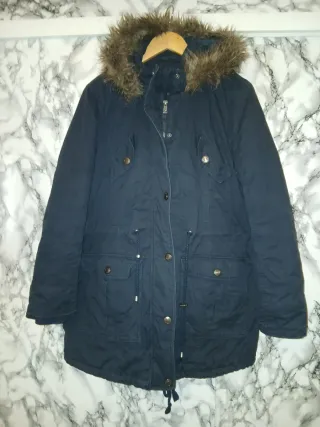 Chaqueta negra con capucha y pelo