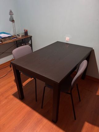 Mesa ampliable de comedor de madera oscura