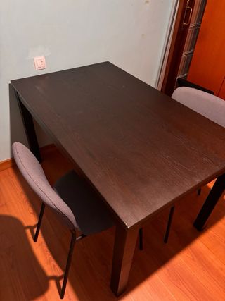 Mesa ampliable de comedor de madera oscura