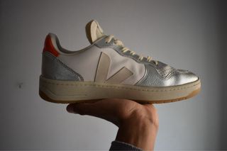 Zapatillas Veja plateadas y blancas