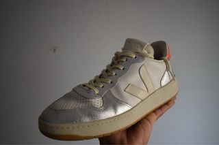Zapatillas Veja plateadas y blancas