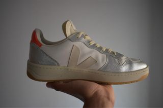 Zapatillas Veja plateadas y blancas