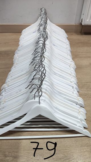 Perchas: 79blancas,77madera,30madera,136 pequeñas