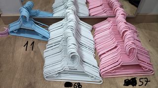 Perchas: 79blancas,77madera,30madera,136 pequeñas