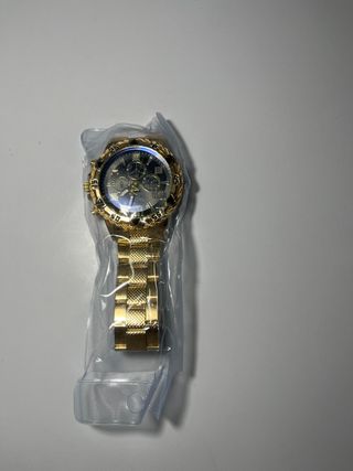 Reloj dorado con cronógrafo
