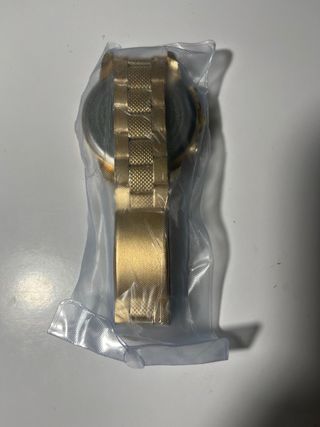 Reloj dorado con cronógrafo