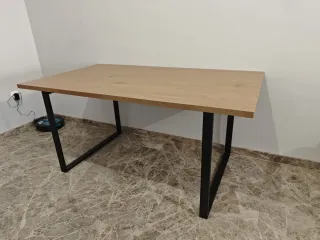 Mesa de madera con patas negras de metal
