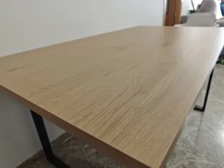 Mesa de madera con patas negras de metal