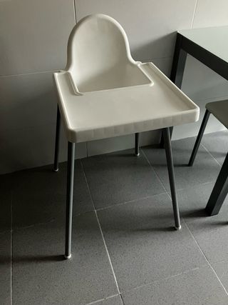 Trona infantil con bandeja