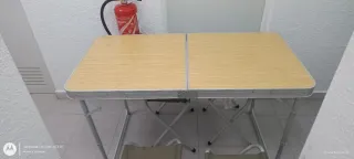 Mesa plegable Decathlon con banquetas