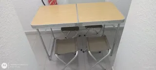 Mesa plegable Decathlon con banquetas