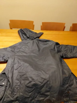 Cazadora negra con capucha tipo barbour inglesa.