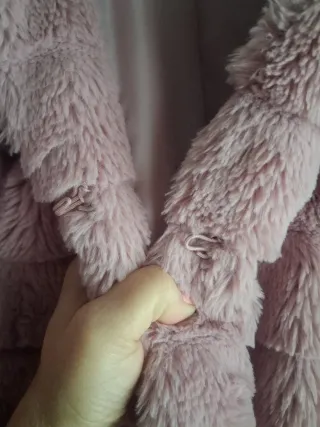 Abrigo de pelo rosa con capucha. Unitalla Oversize