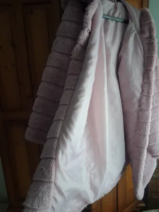 Abrigo de pelo rosa con capucha. Unitalla Oversize