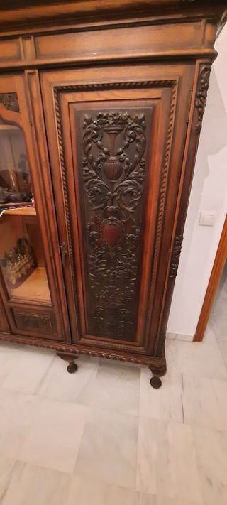 Mueble antiguo de madera