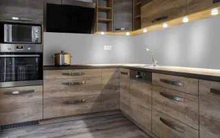 Revestimiento cocina mármol negro y dorado muebles