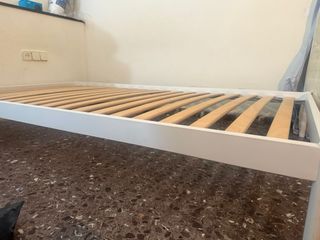 Somier blanco con patas