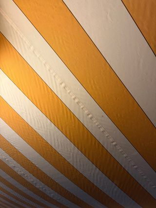 Toldo de terraza blanco y amarillo