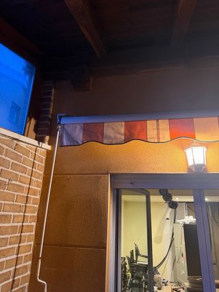 Toldo de terraza blanco y amarillo