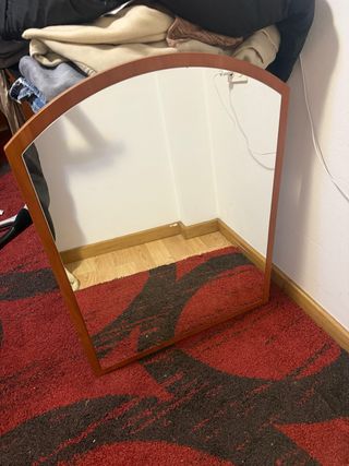 Espejo de entrada con marco de madera