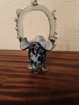 Jarrón de cristal multicolor con asa