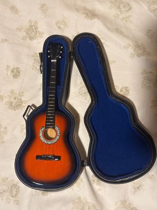 Guitarra pequeña de juguete con funda