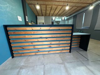 Mostrador de madera y metal