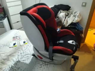 Silla de coche Hauck roja y negra