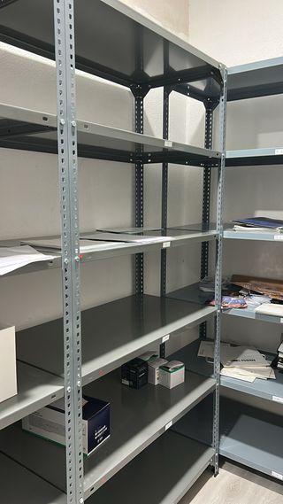 Estanterías metálicas grises (hasta 10 unidades)