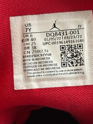 Zapatillas Jordan Negras y Rojas