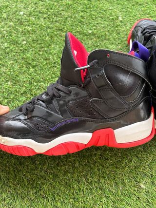 Zapatillas Jordan Negras y Rojas
