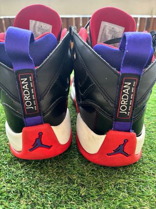 Zapatillas Jordan Negras y Rojas