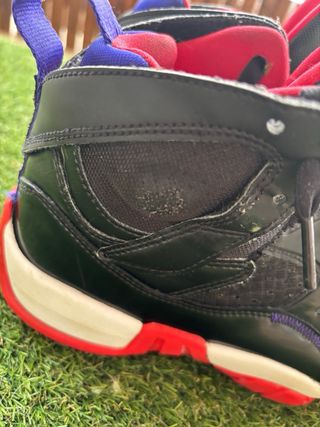 Zapatillas Jordan Negras y Rojas