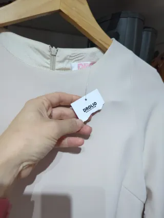 Vestido midi beige con plumas