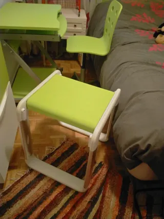 Conjunto pupitre, silla y mesita verde para niñ@s