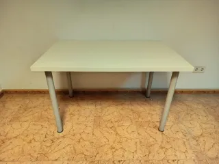 Mesa blanca con patas metálicas
